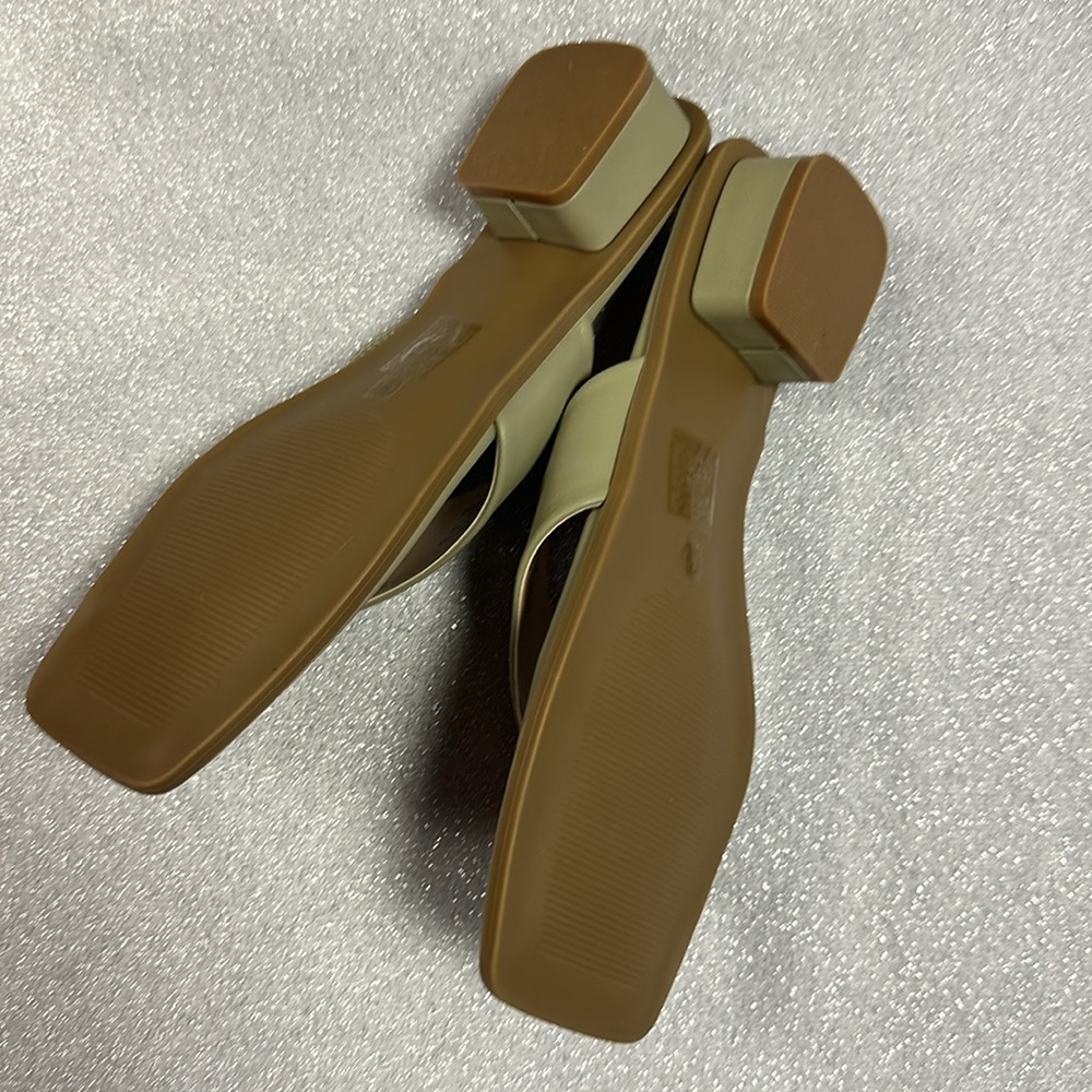 Journee Collection Thong Sandals Size 9 - Picture 3 of 5
